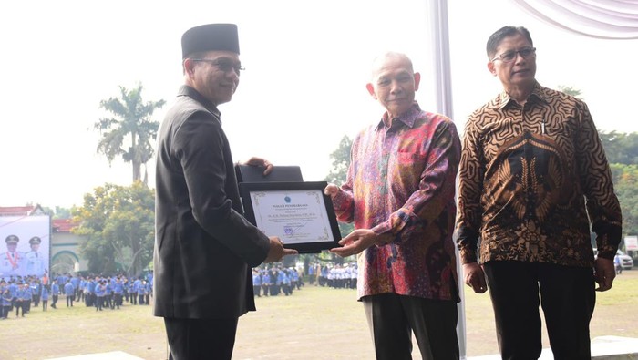 Terima Penghargaan Atas Dedikasinya Bupati Bandung Di Bidang Pendidikan