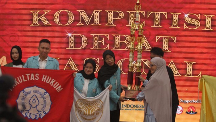 Pemenang Lomba Debat Nasional Law Fair FH Unpas 2024